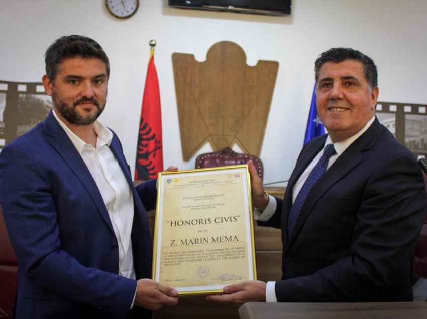 Lutfi Haziri i dorëzon çmimin “Qytetar Nderi i Gjilanit” gazetarit të njohur shqiptar, Marin Mema
