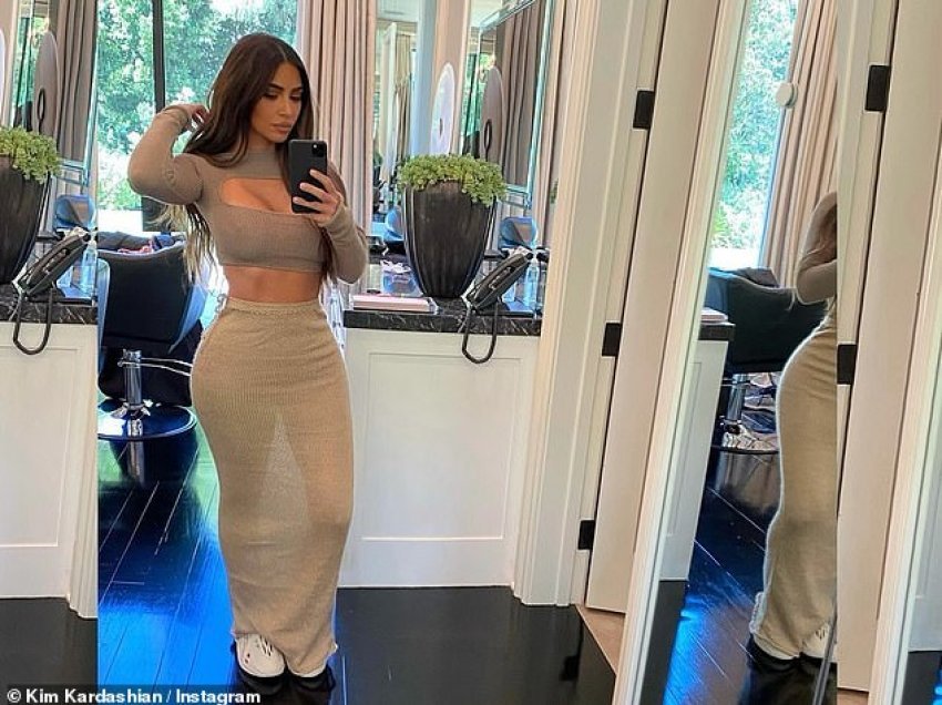 Kim Kardashian tregon figurën e saj perfekte me fotografi para pasqyrës