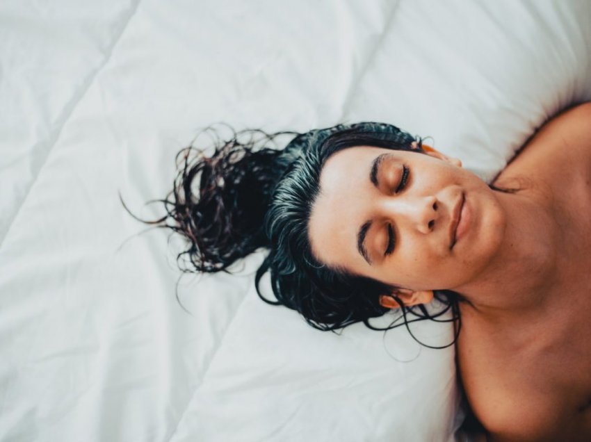 5 arsye pse nuk duhet të flini kurrë me flokë të lagur