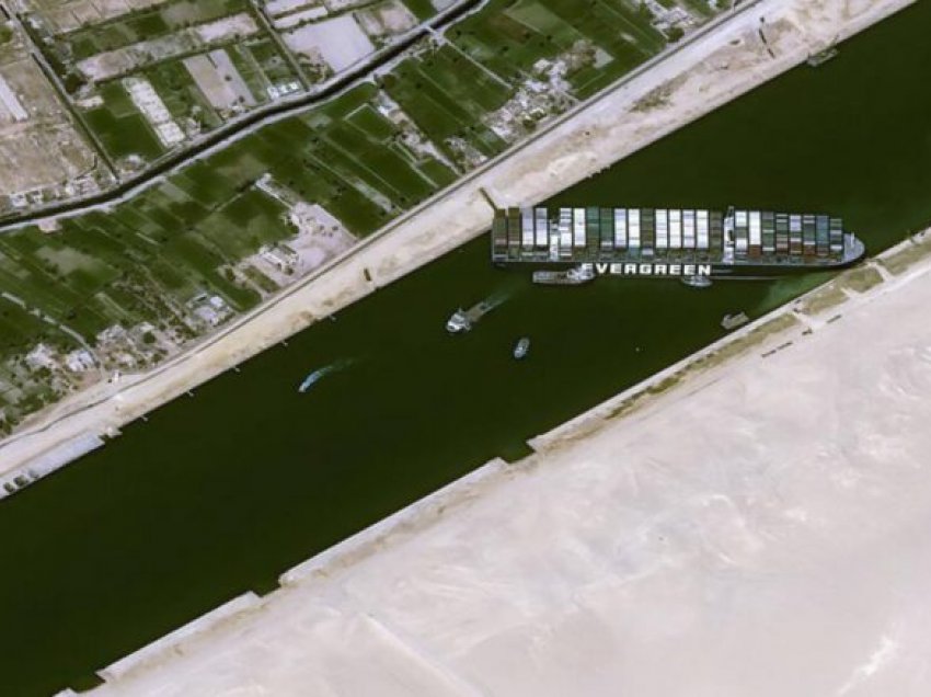 Marina amerikane: Jemi të gatshëm të ndihmojnë në zhbllokimin e Kanalit të Suezit