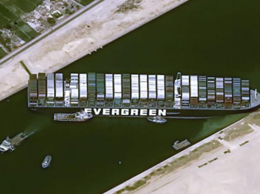“Shifrat nuk janë të vogla”: Ekspertët tregojnë efektet e bllokimit të anijes masive në Kanalin e Suezit