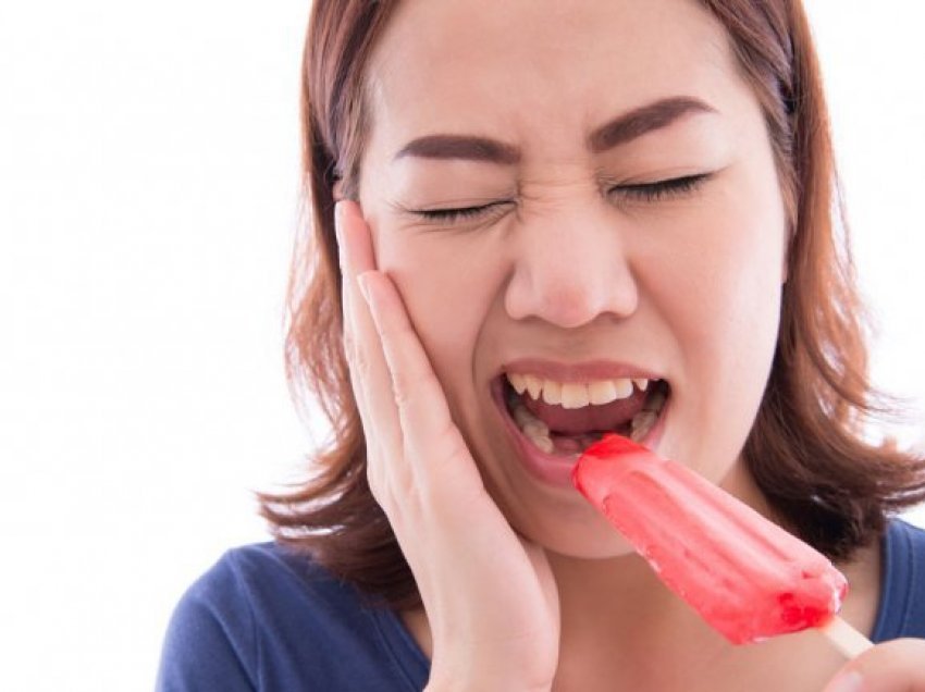 Shkencëtarët shpjegojnë pse keni dhimbje kur hani akullore apo konsumoni pije të ftohta