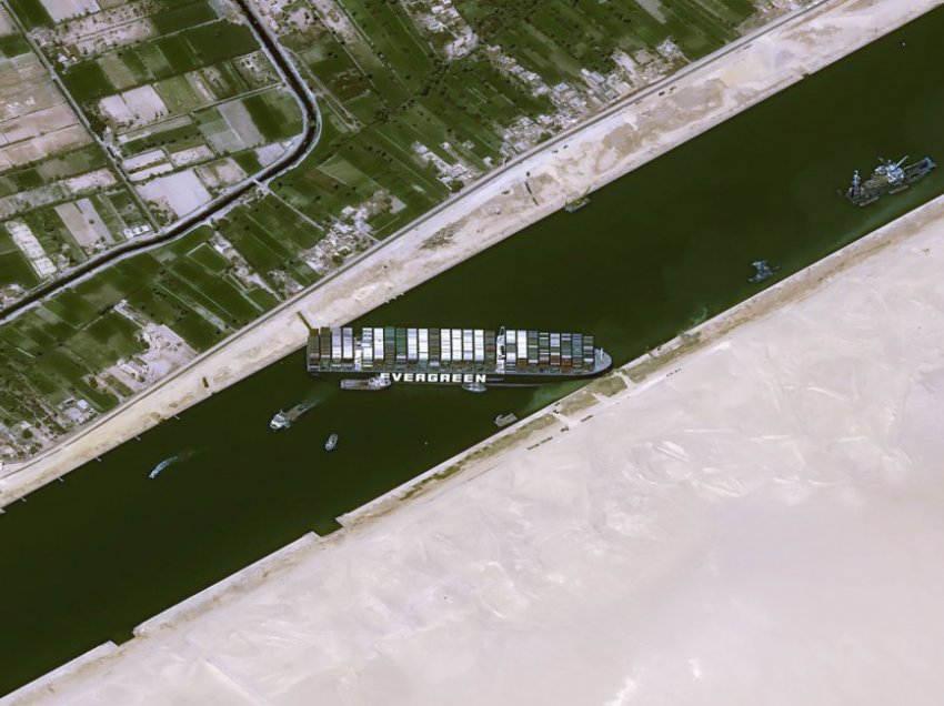 Anija që është bllokuar në Kanalin e Suezit, kishte pësuar aksident edhe në vitin 2019