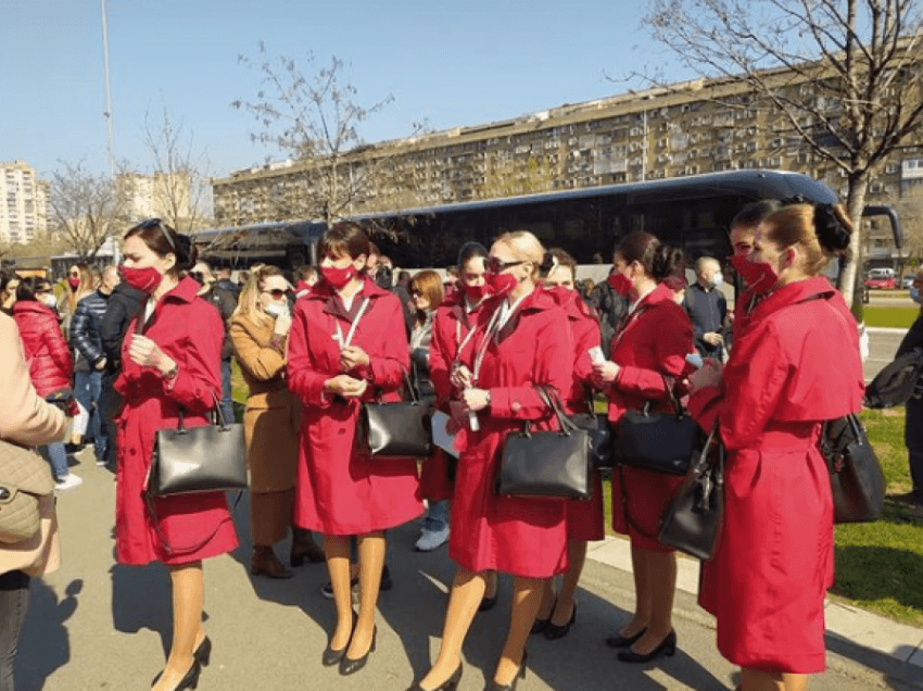 Në Serbi u vaksinuan edhe punëtorë shqiptarë, fotografia e stjuardesave bëhet virale