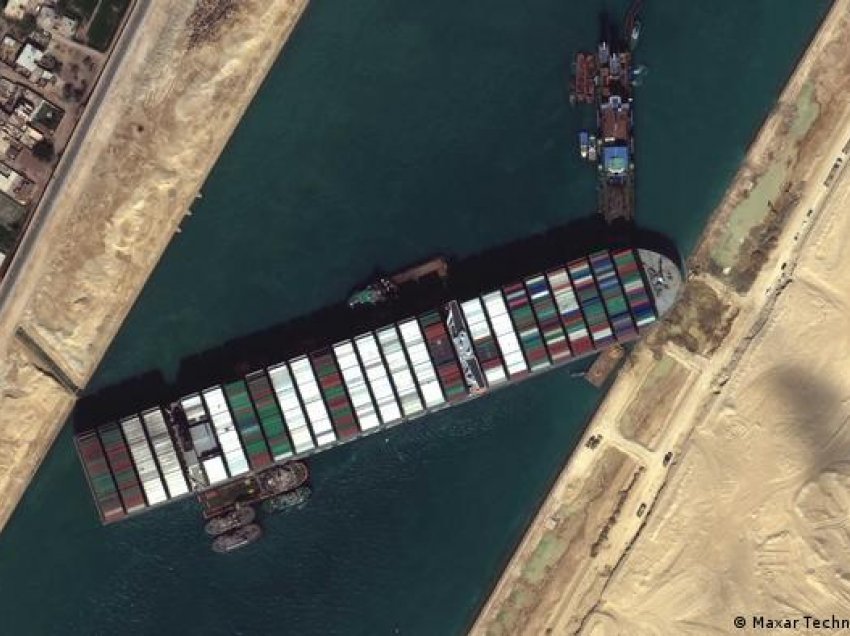 Shpresë për lëvizjen e anijes së bllokuar në kanalin e Suezit