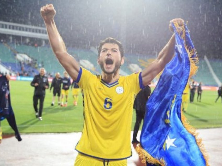 Anel Rashkaj motivon futbollistët e Kosovës para ndeshjes me Suedinë, ky është postimi i tij