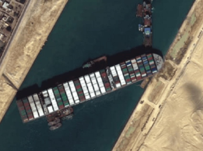 Dështojnë sërish përpjekjet, anija vazhdon të mbajë të bllokuar Suezin