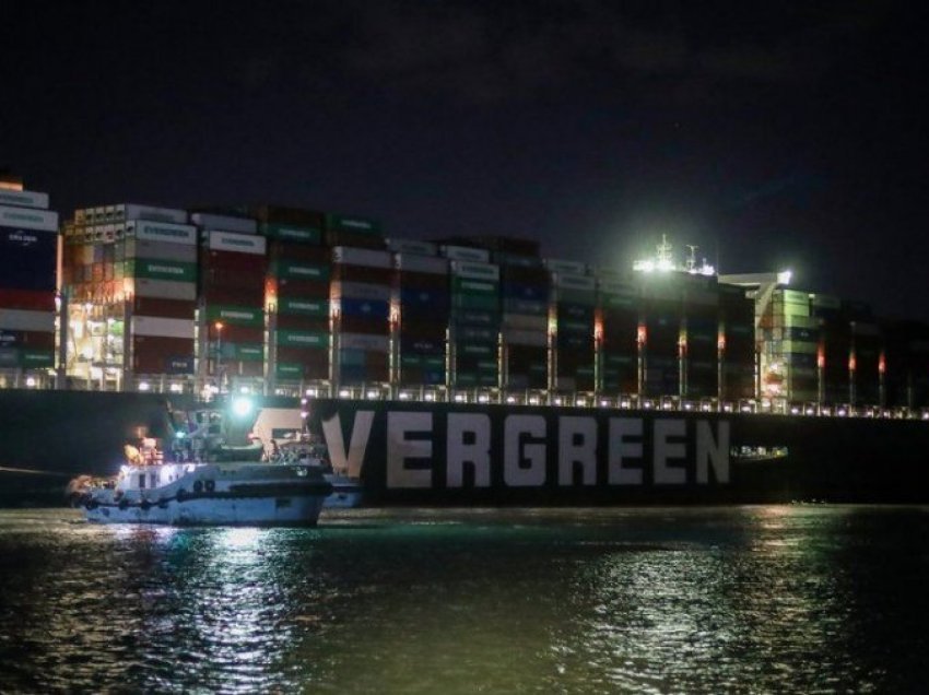 Kanali i Suezit: Vazhdon përpjekja për të zhvendosur anijen me kontenierë të ngecur keq