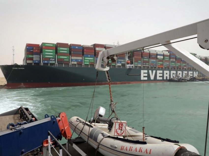 Dështojnë përpjekjet për të lëvizur anijen e bllokuar në Kanalin e Suezit