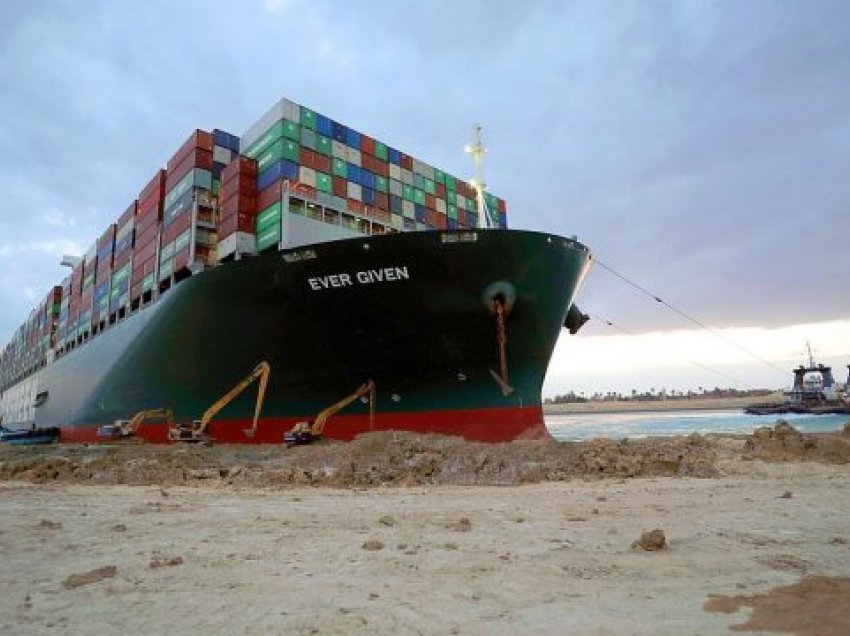 Lëviz për 30 metra anija 220 mijë tonë që e ka bllokuar Kanalin e Suezit