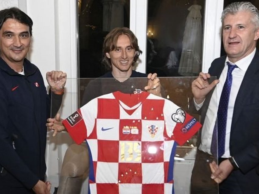 Kroacia e nderon Modricin, fituesi i ‘Topit të Artë’ shpërthen në lot!