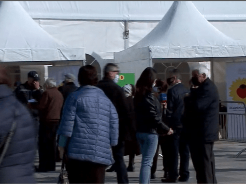 Nis vaksinimi në Sheshin ‘Skënderbej’/ I moshuari pret në radhë për t’u vaksinuar: Nuk kemi frikë
