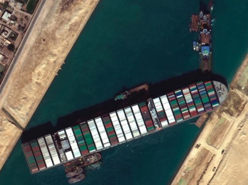 Vazhdon kriza në Kanalin e Suezit