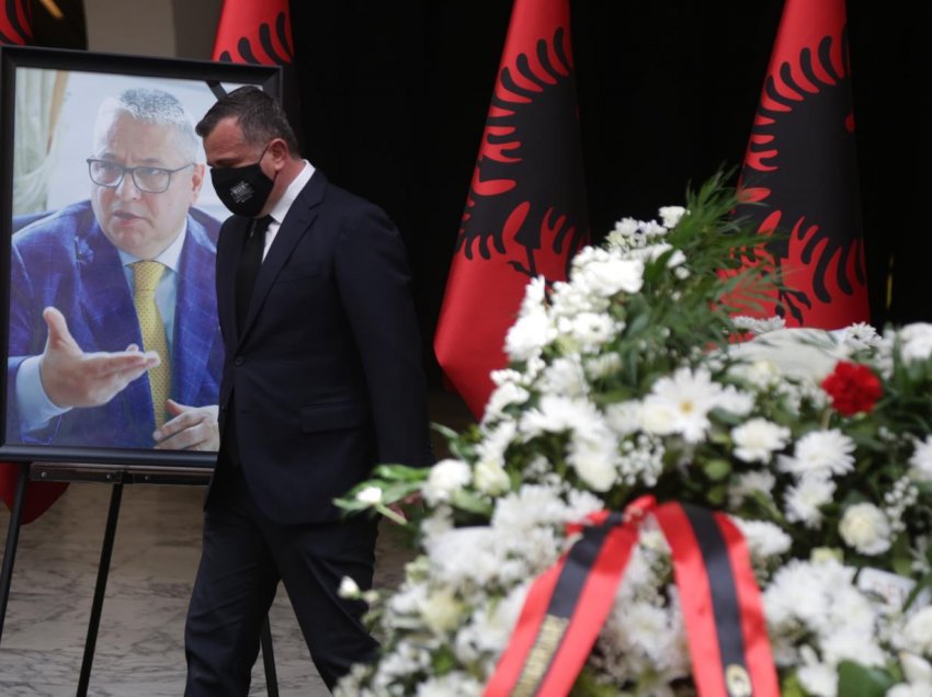 Politika i jep lamtumirën Bashkim Finos, Shqipëria në zi