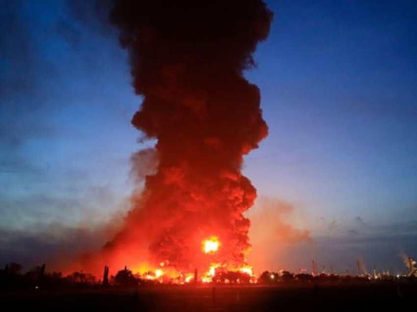 Përfshihet nga zjarri një rafineri e naftës në Indonezi
