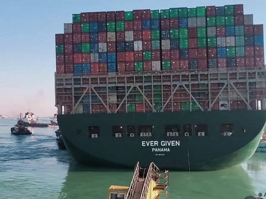 Anija e bllokuar në Kanalin e Suezit nis të lëvizë