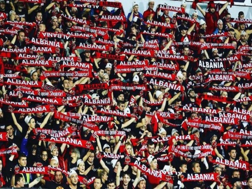 ​Reagojnë “Tifozat Kuq e Zi”: Ja çfarë ndodhi me fotografinë e Adem Jasharit të vendosur në tribunat e stadiumit “Air Albania”