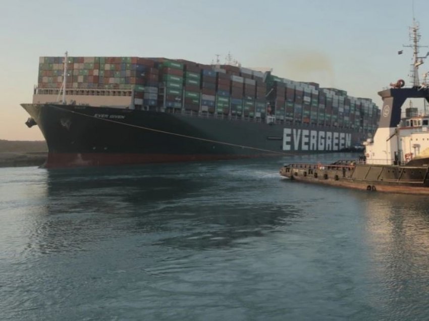 VOA: Vazhdojnë përpjekjet për zhbllokimin e Suezit, anija nis të zhvendoset
