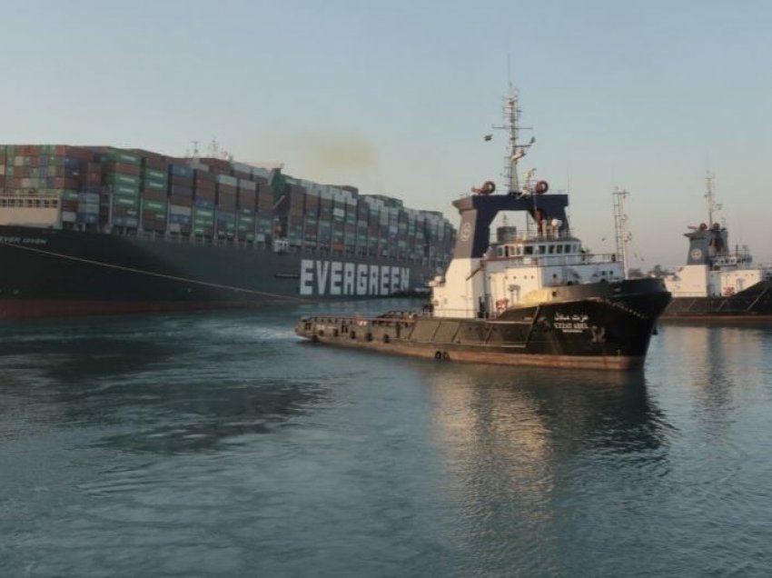 Zhbllokohet anija në Kanalin e Suezit, rifillon trafiku