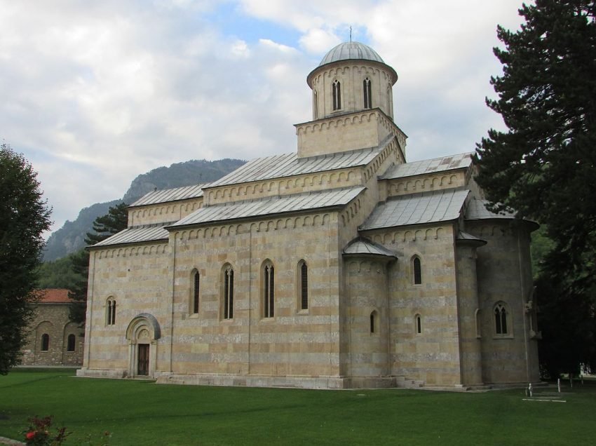 Imeraj: Manastiri i Deçanit është ambasadë e Serbisë dhe Rusisë në Kosovë
