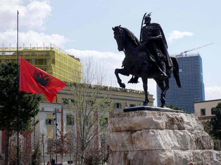 Tirana në zi për Bashkim Finon, flamujt ulen në gjysmështizë