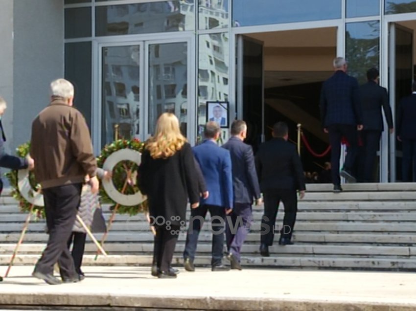 Në Pallatin e Kongreseve nisin homazhet për Finon, Ruçi: E prisja ti bashkohej ekipit të Fierit