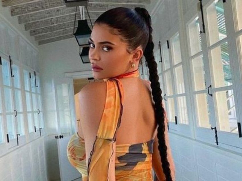 Kylie Jenner shpërndan imazhe pa filtera të Instagram-it, merr komente pozitive nga fansat