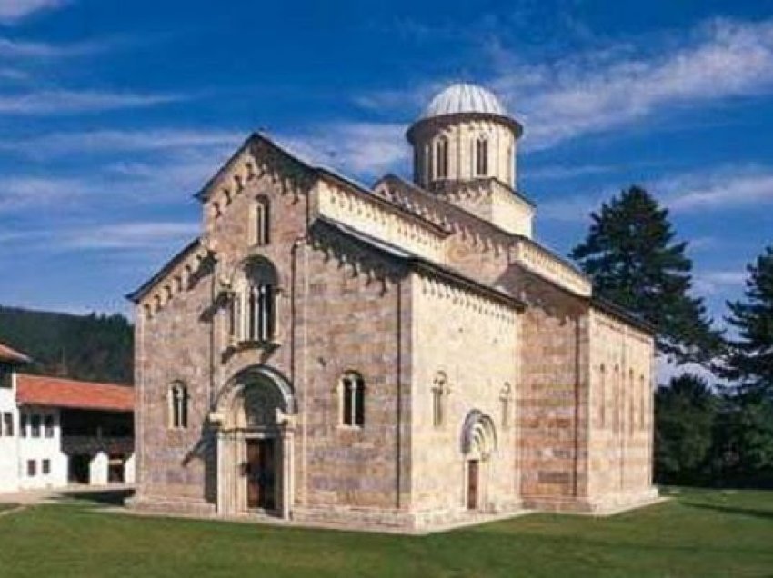 ​Historianët e Deçanit: Të mos zbatohet vendimi i Kushtetueses për Manastirin e Deçanit