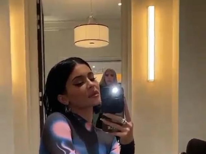 Kylie Jenner provokon me veshjen