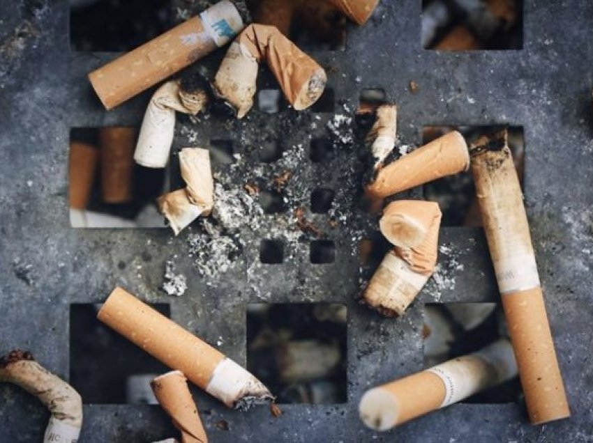 Prodhuesit e duhanit do të paguajnë koston e pastrimit të bishtalecave të cigareve në Britani