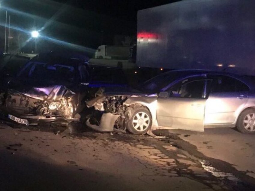 Përplasen 2 makina në Elbasan, një i plagosur