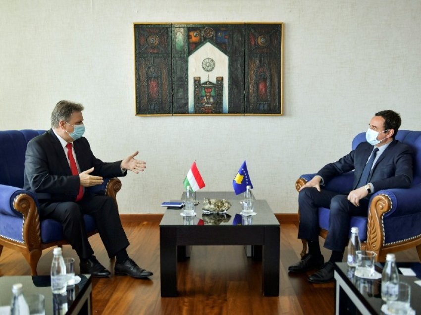 Kurti takohet me ambasadorin e Hungarisë, merr mbështetje për procesit e integrimit evropian