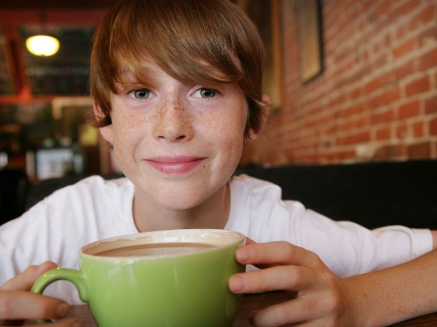 A mundet që kafeja të ndalojë vërtet rritjen e fëmijëve?