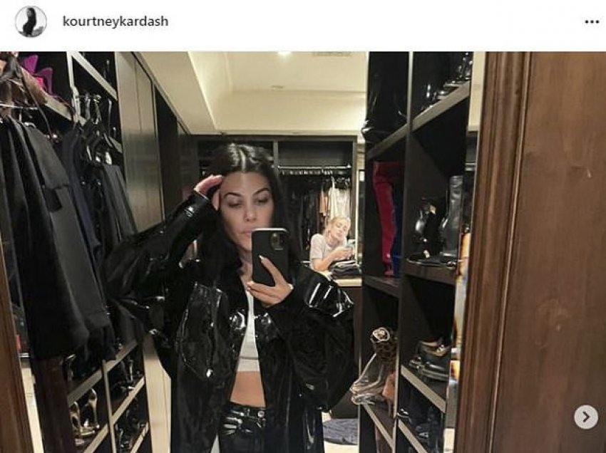 Kourtney Kardashian tregon barkun e tonifikuar me poza para pasqyrës