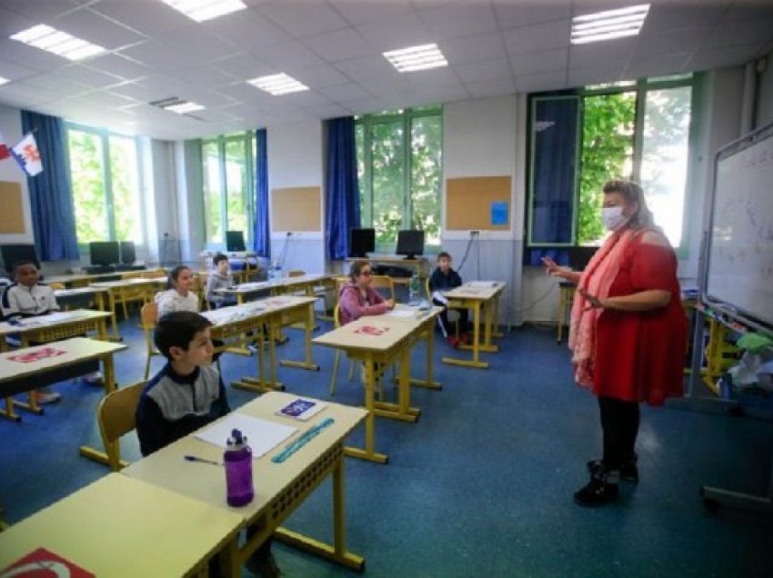 ​Franca po konsideron mbylljen e shkollave për katër javë