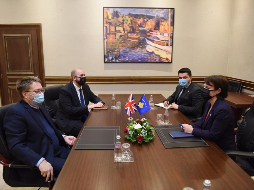 Gërvalla takohet me ambasadorin Nicholas Abbott, flasin për bashkëpunimin në fushën e sigurisë