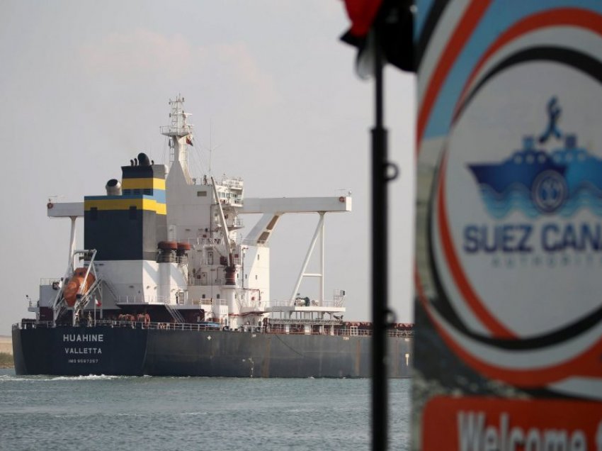 Egjipti fillon hetimet rreth ngujimit të anijes në Kanalin e Suezit