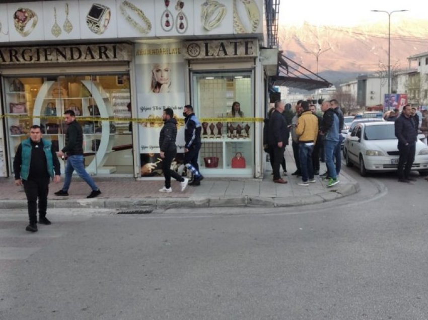 Grabitet me kallashnikov një dyqan në Gjirokastër