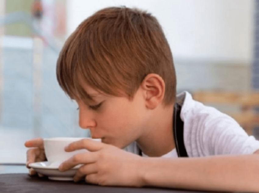 A ndikon kafeja në ndalimin e rritjes së fëmijëve?