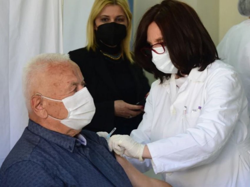 VOA: Fillon vaksinimi i të moshuarve mbi 77 vjeç në Maqedoni të Veriut