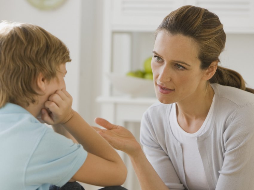 Si ta ndëshkoni fëmijën pa e dëmtuar emocionalisht, 9 mënyra