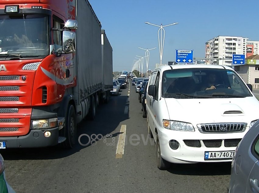 Tirana bllokohet nga trafiku