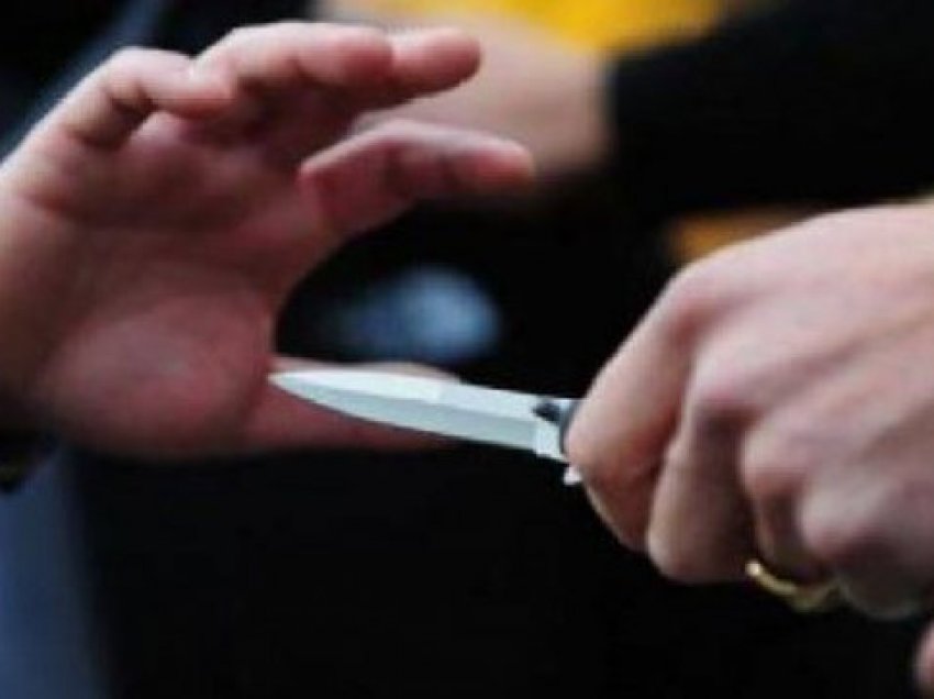 Plagoset me thikë punonjësi i policisë bashkiake në Berat