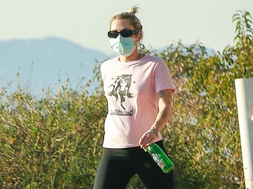 Miley Cyrus shihet me një veshje të thjeshtë në Los Angeles