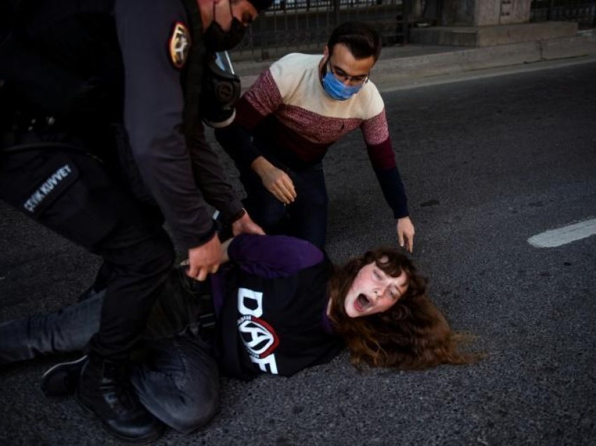 Turqia arreston mbi 200 protestues në Ditën e Punëtorëve, shkelën rregullat e mbylljes