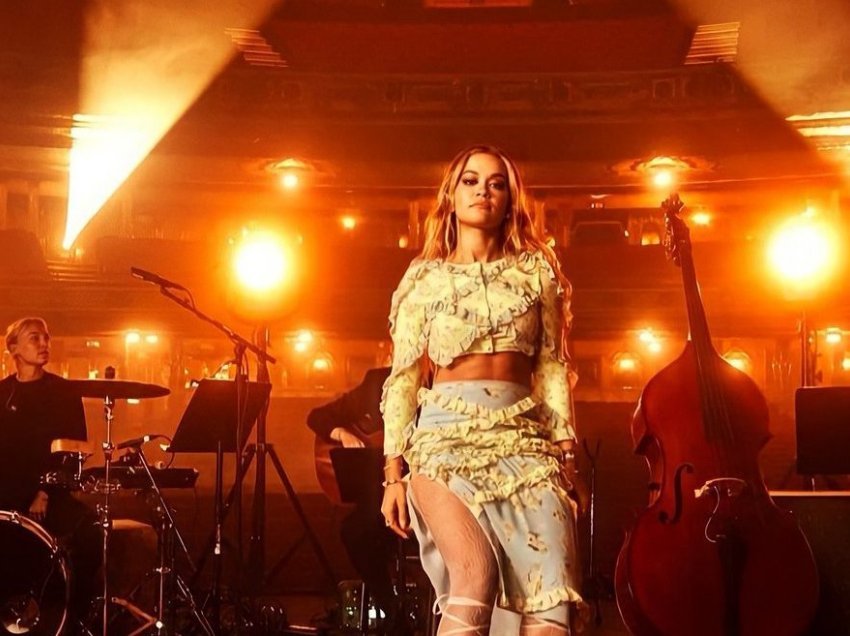 Rita Ora sjell versionin akustik të “Bang Bang”