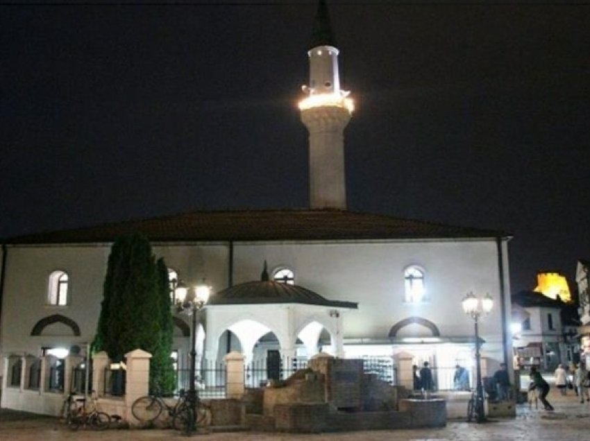 Myslimanët sot mund të falin teravinë në xhami