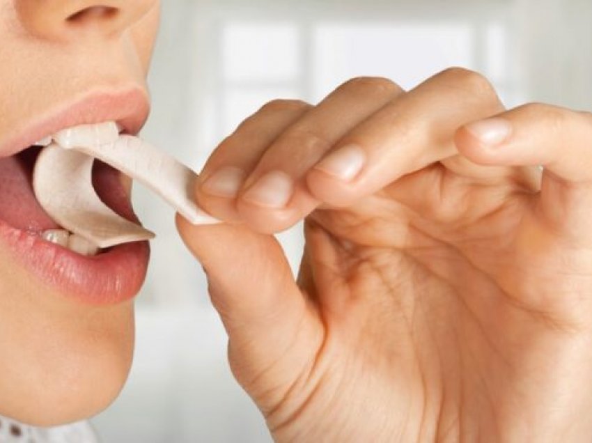 Çfarë ndodh me trupin tonë kur gëlltisim çamçakëz?