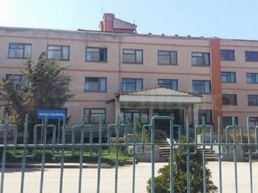 “S’i shërbyen pacientit”, goditen nga 4 persona 2 infermierët në spitalin e Korçës