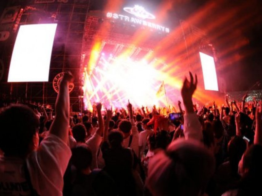 Mijëra persona marrin pjesë në festivalin e muzikës në Wuhan, qytetin e origjinës së Covid-19